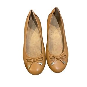Vionic  women’s ballet flats light brown with a bow size 6.5